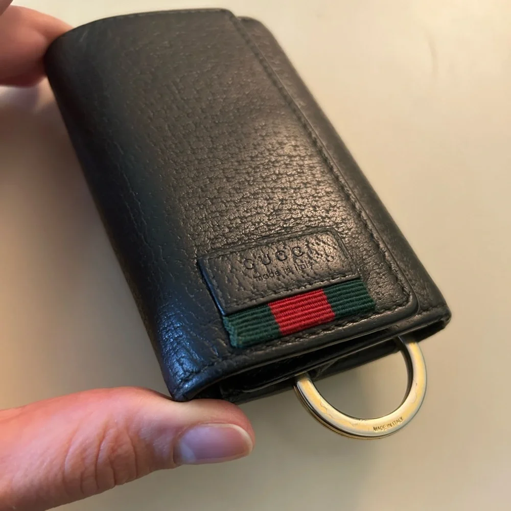 Gucci key holder with green and red Web canvas.Measurements: 4